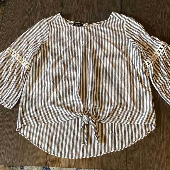 ALYX gray/white striped blouse. Size L. Bell sleeves. Tie front. 3 buttons - Picture 2 of 12